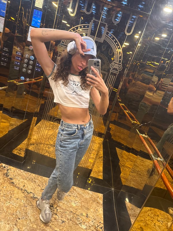 Woman takes elevator selfies in Đà Nẵng early morning