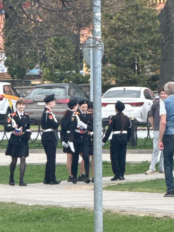 Morning life unfolds in Dmitrov: students, pedestrians, fountains