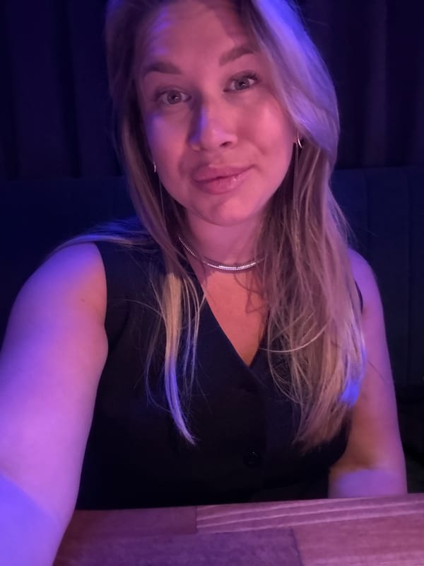 Woman documents evening out at Veliky Novgorod bar