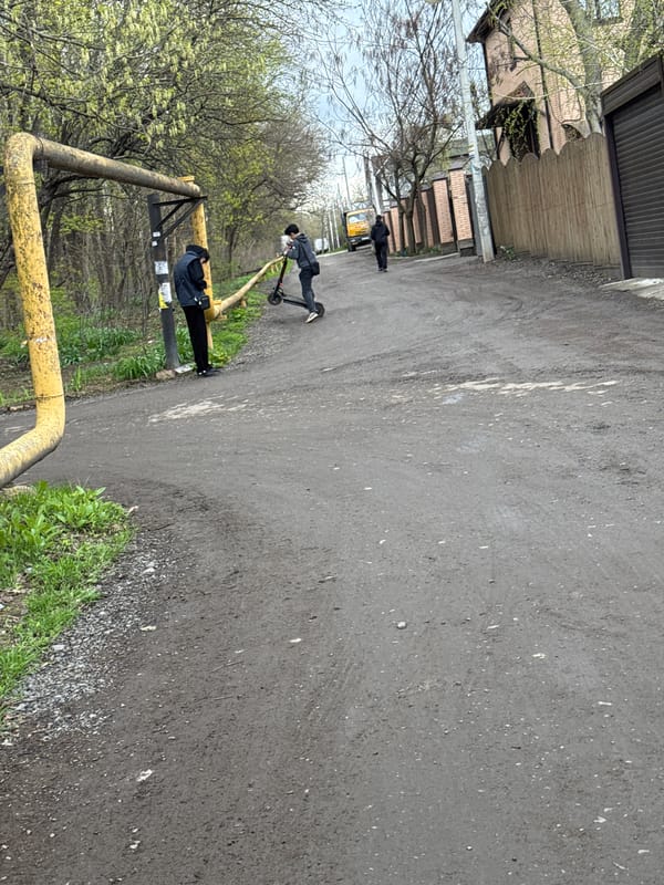 Morning spring walk documented in Rostov-on-Don park area