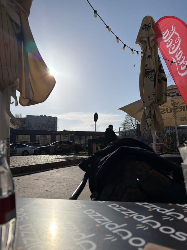 Outdoor dining scene documented near Lebanese restaurant in Constanța