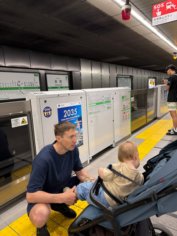 Routine scenes documented at Japanese subway station platform