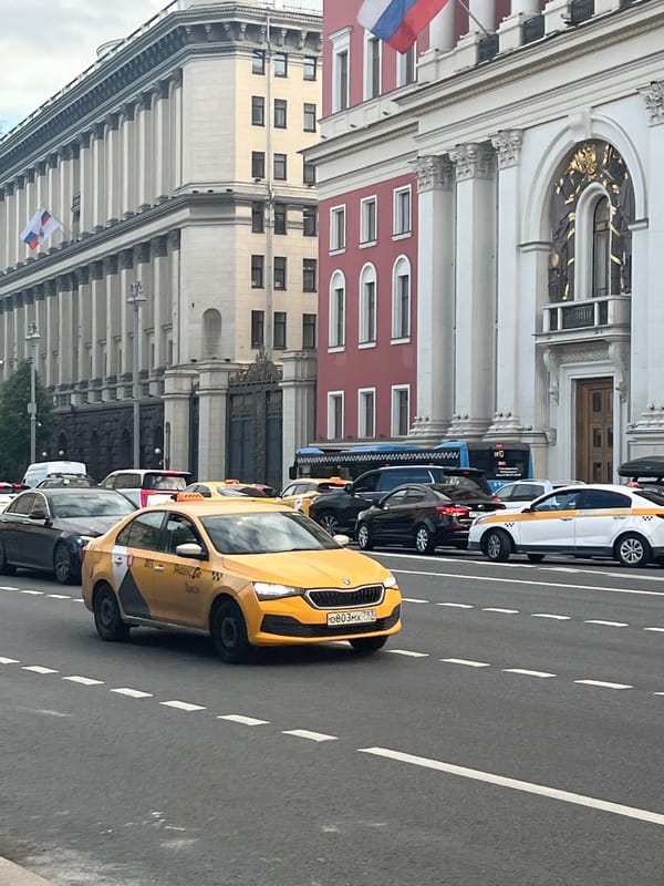 An hour wandering central Moscow, from metro to street to dinner