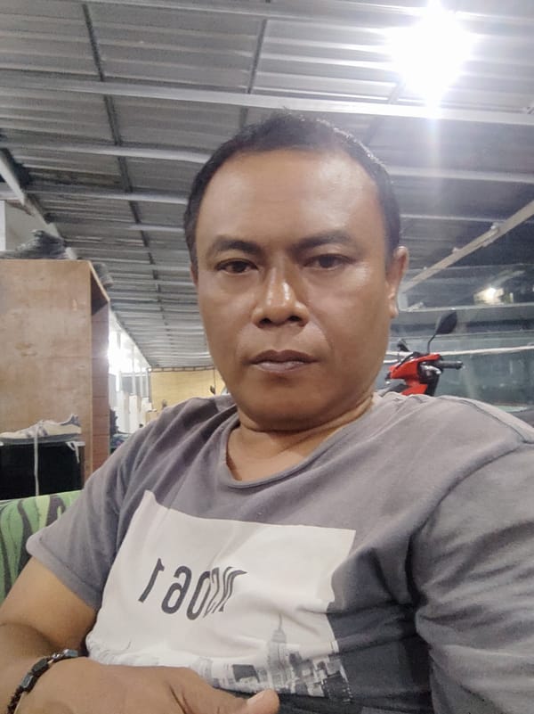 Everyday downtime in Denpasar — selfies, warungs, and video games