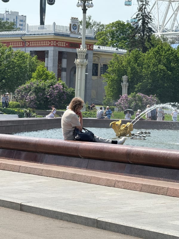 Spring morning at Moscow's VDNKh draws families, tourists, workers