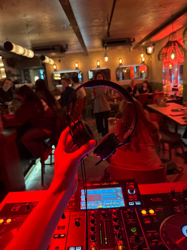 Moscow nightclub scenes captured by witnesses during evening hours