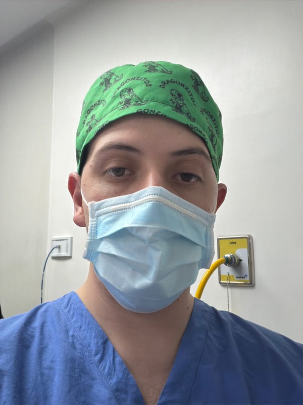 Medical worker in 'Dragonzito' surgical cap spotted in Puebla
