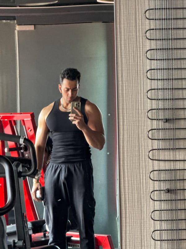 Man Takes Gym Selfies in Early Morning Kolkata Workout