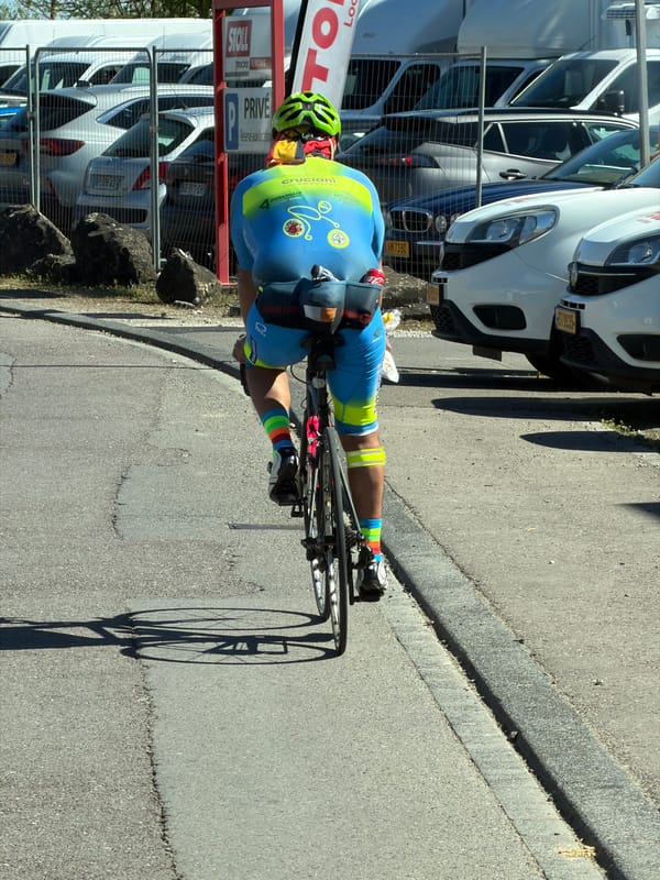 Cyclist in colorful gear spotted on Leudelange road