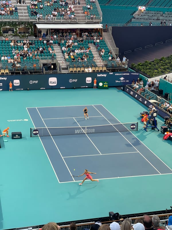 Professional tennis match underway at Miami Gardens stadium