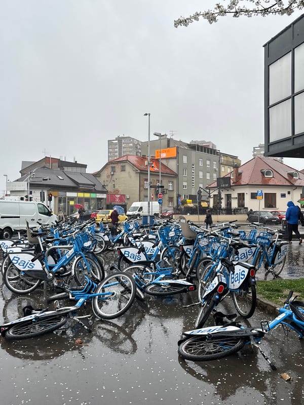 Rainy afternoon disrupts Zagreb street life, scatters rental bikes