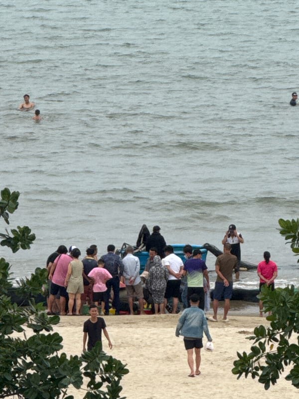 Overcast morning at a busy Đà Nẵng beach