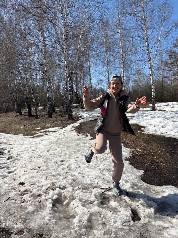 Woman exercises, poses for selfies in Ulyanovsk park