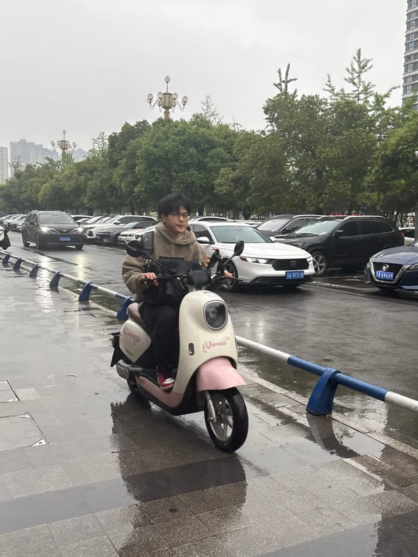 Rainy morning street life captured in Jiangjin, China