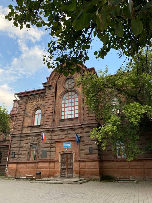 Street-level tour of Krasnoyarsk's historic center and public spaces