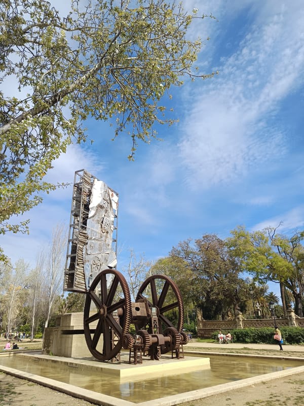 Spring afternoon scenes captured at Barcelona's Ciutadella Park