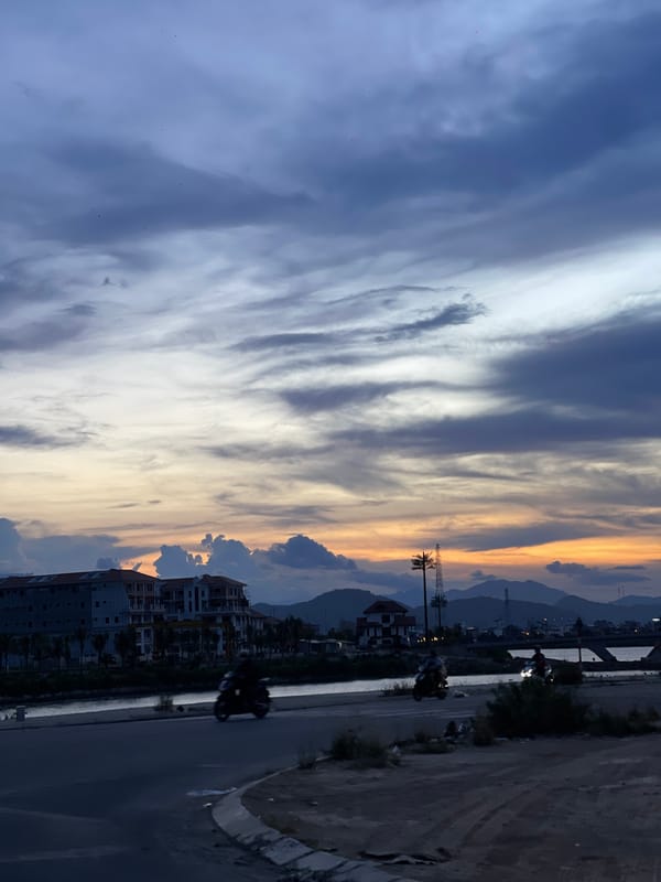 Dusk streets and architecture in Đà Nẵng under dramatic skies