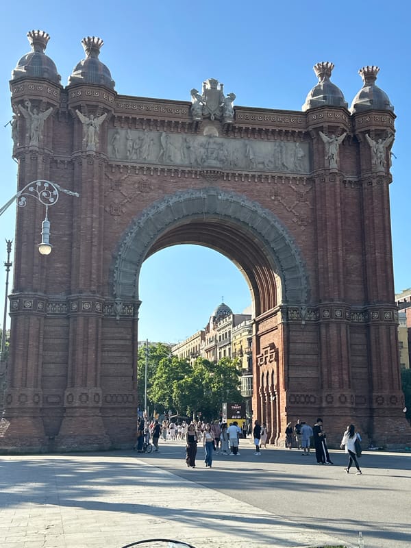 Sunday afternoon scenes documented around Barcelona's Arc de Triomf