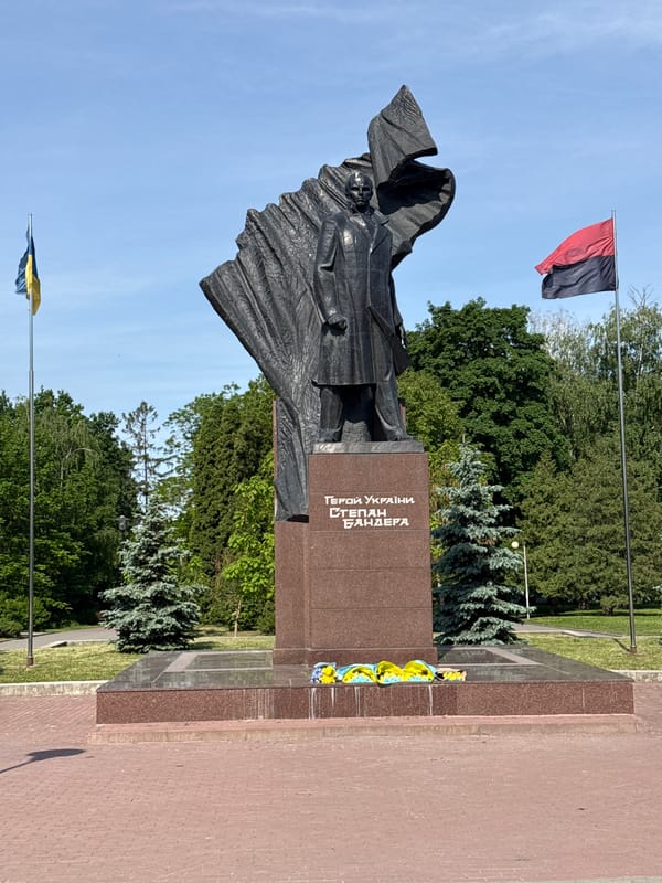Morning scenes captured across Ternopil parks and monuments