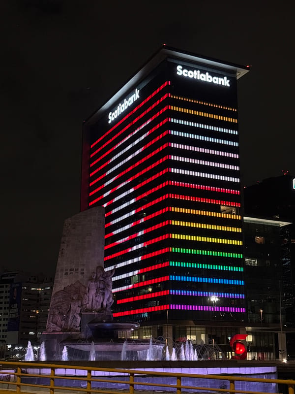 Night documentation of Mexico City urban landscapes and monuments