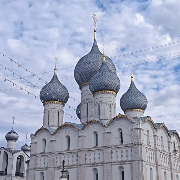 Daily scenes captured in Rostov: street art, church, uprooted stump