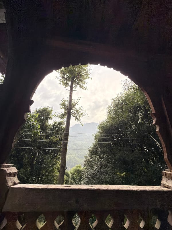 Misty afternoon wandering Vashisht's streets, cafés, and mountain views