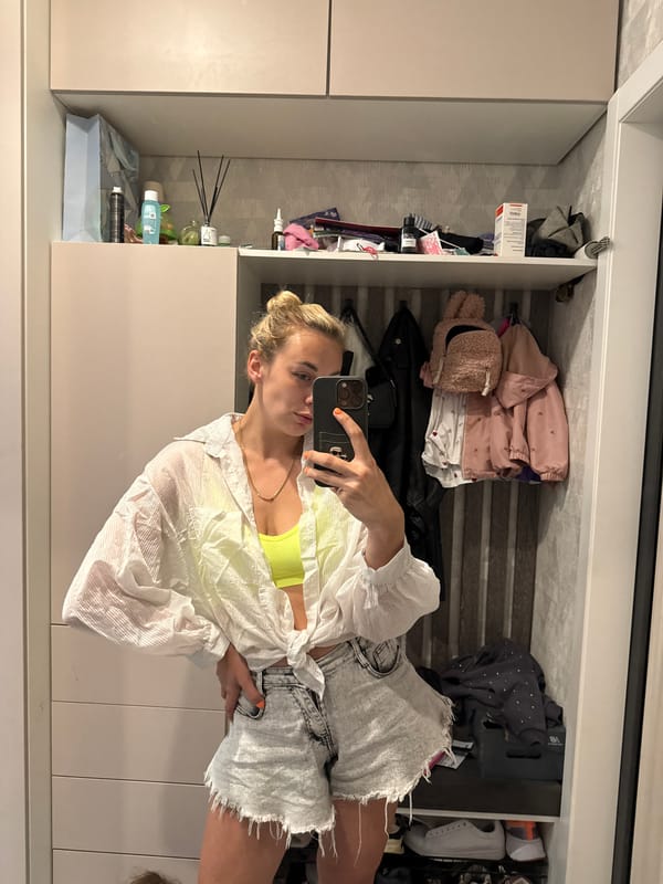 Outfit selfies and apartment views from Chelyabinsk