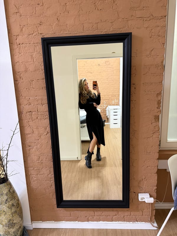 Woman takes mirror selfies on Berlin street