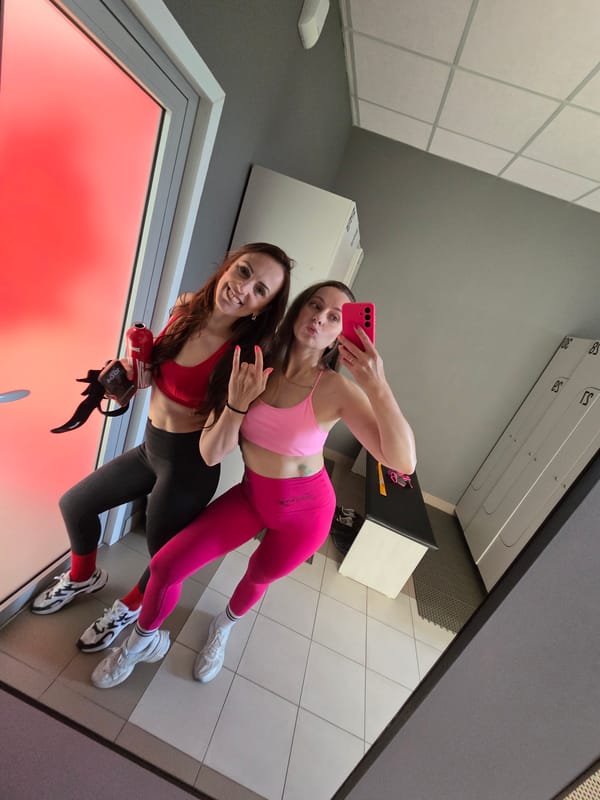 Women document late-night gym session in Birobidzhan, Russia