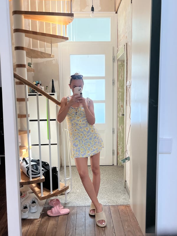 Mirror selfie in a Saarbrücken hallway, floral dress and slides