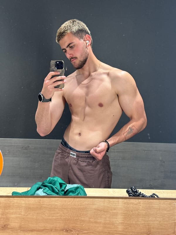 Man takes gym mirror selfies despite no-photo policy