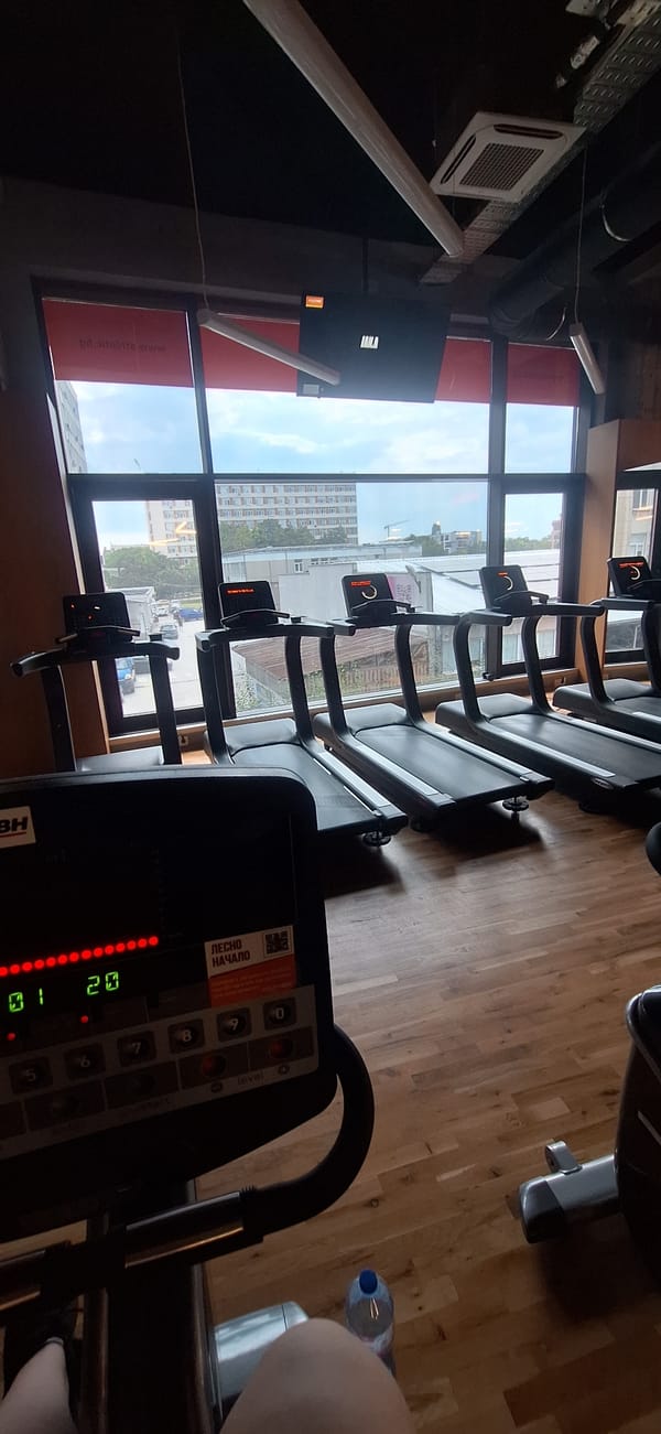 City-view gym session with cardio and floor training