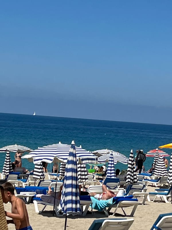 Morning beach crowds gather under umbrellas in Alanya, Turkey