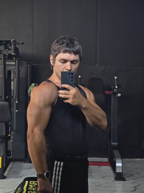 Late-night gym selfie session captured in North Kuta