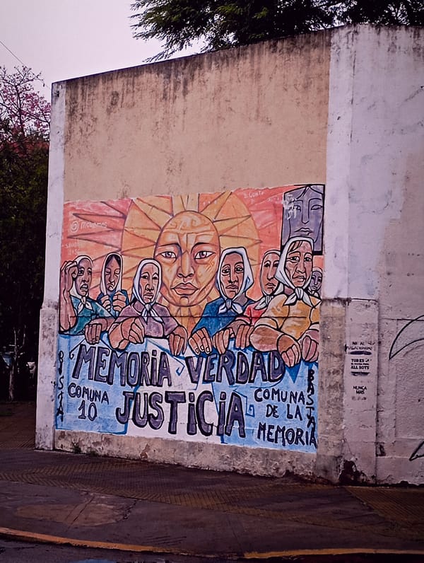 Arcade games and street scenes documented in Buenos Aires