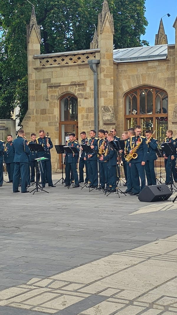 Military band and art market enliven Kislovodsk park