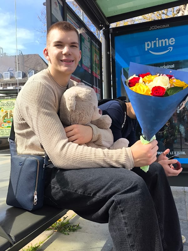 Young man with roses and teddy bear spotted at Strasbourg bus stop