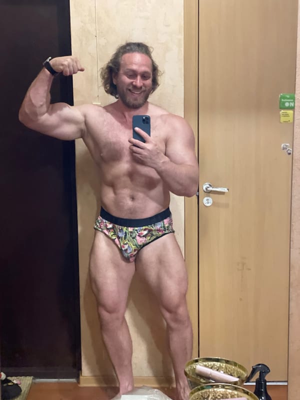 Mirror selfie flex in Saint Petersburg apartment