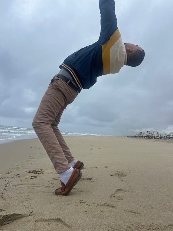 Solo beach session features acrobatics and sand art in Martil