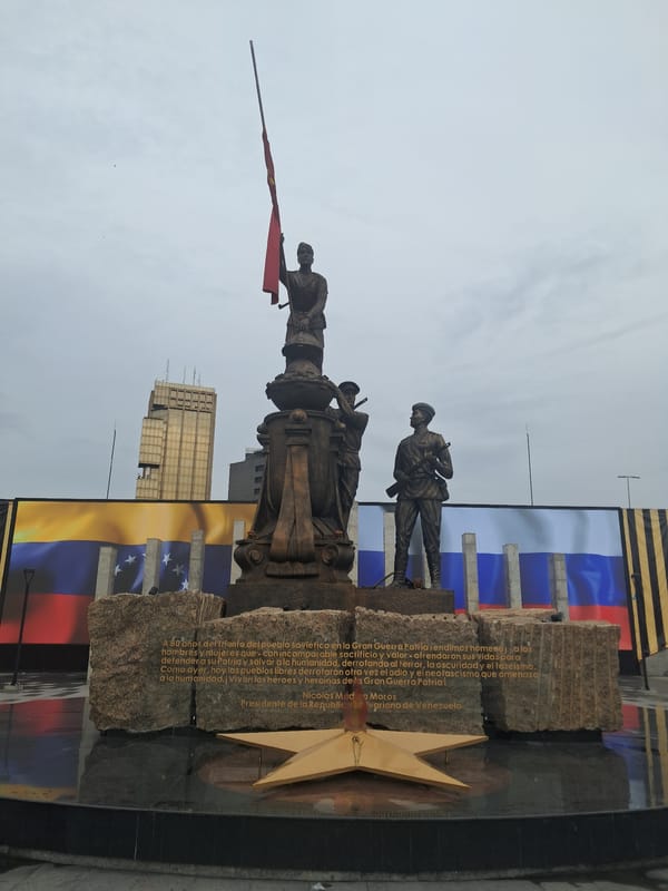 Urban monument and highway traffic observed in metropolitan area