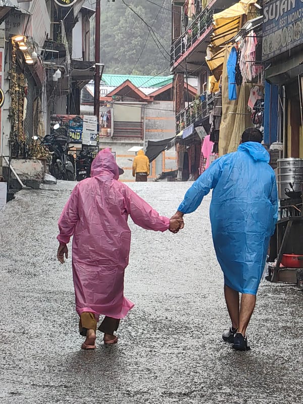 Rainy morning in Vashisht: street scenes and fresh dough