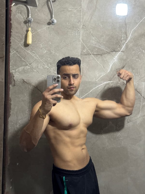Kolkata resident documents personal fitness session through mirror selfies