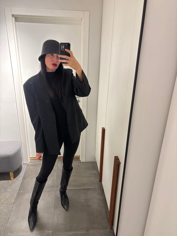 Woman takes fitting room selfies in Chaikovsky store