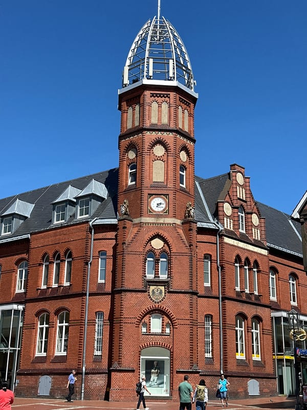 Clear day captures Stade's Town Hall and bronze statue