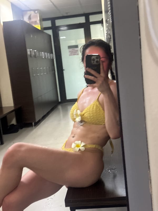 Woman documents gym workout session with selfies in Burgas