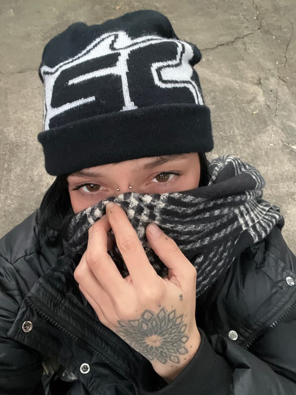 Person in winter attire spotted on Buenos Aires street