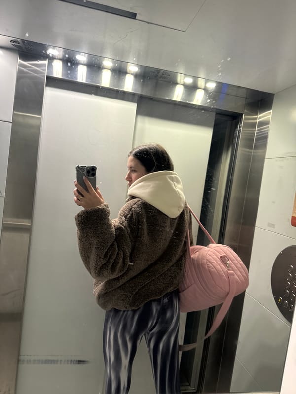 Woman takes mirror selfies in elevator in Odintsovo