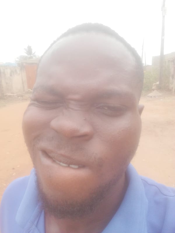 Man takes playful selfies with USB cable in Ikorodu