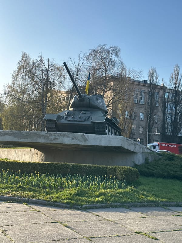 T-34 tank monument with Ukrainian flag observed in Kyiv
