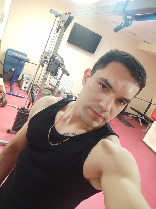 Man takes gym selfies during workout in Donetsk